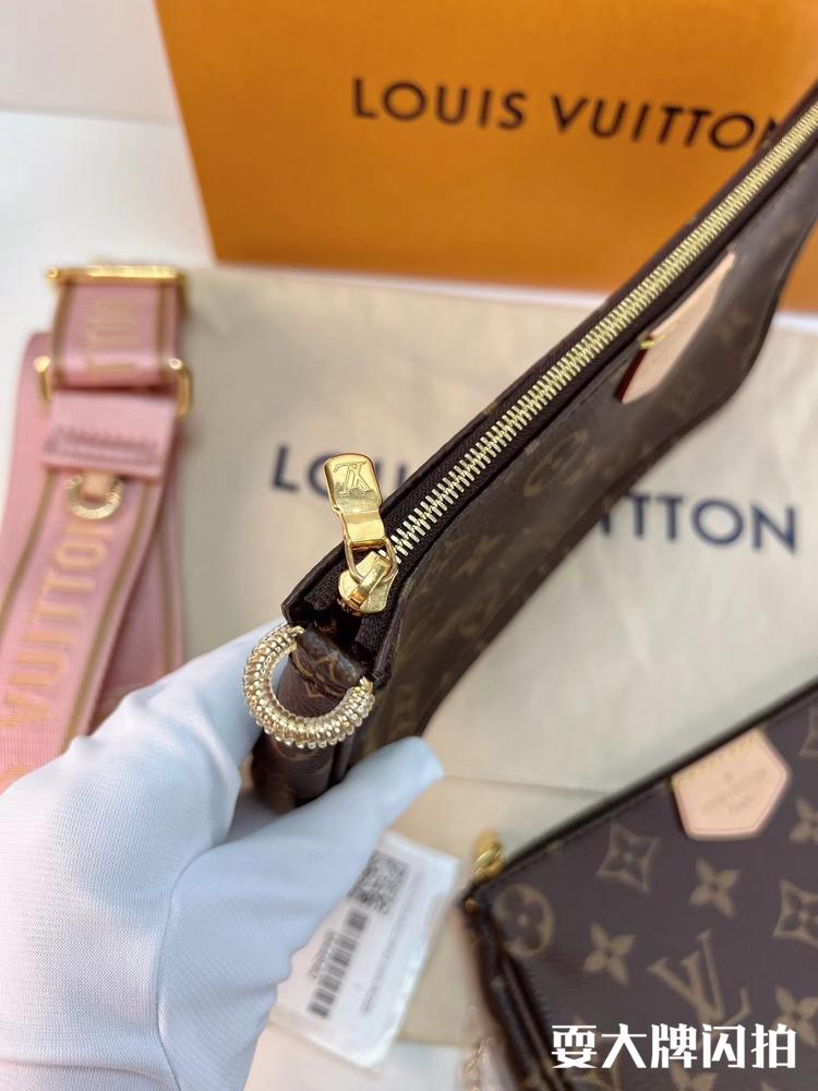 Louis Vuitton路易威登 大全套五合一 粉色肩带款 LV大全套五合一 粉色肩带款，超热门的实用搭配单品，拆分搭配各种风格都有不一样的个性，上身可甜可酷，行情一路涨，这枚有票